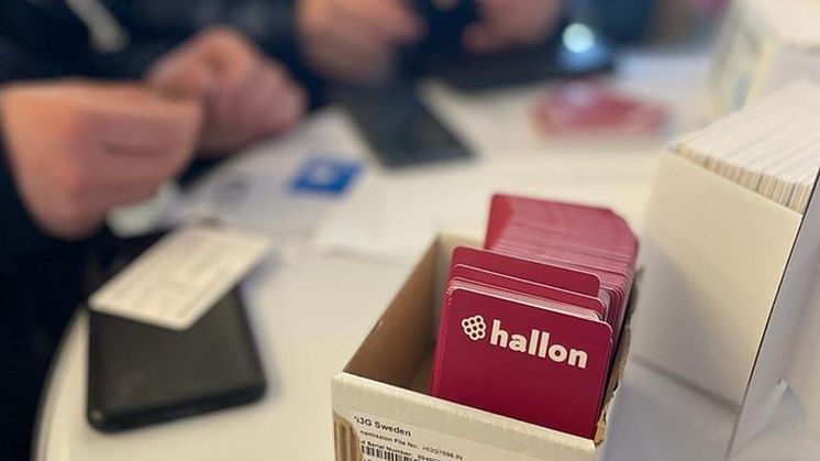 Tre och hallon delar ut kontantkort på färjeterminalen i Nynäshamn