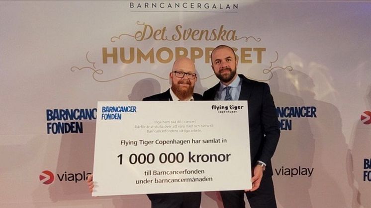 Sverigechefen Arben Rexhepi överlämnar en check till Barncancerfondens generalsekreterare Ola Mattsson under Barncancergalan 