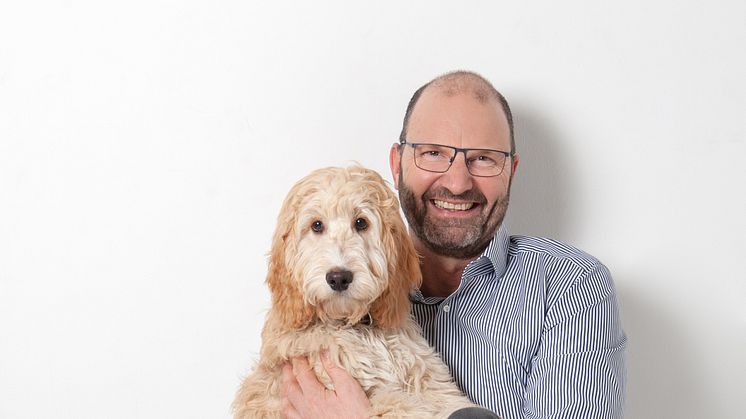 Wird neuer Franchisepartner der Fressnapf-Gruppe: Jürgen Grohs mit seinem Hund (Foto: privat)