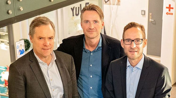 Fra venstre: Gunnar Nordseth (tidligere CEO), Johan Tjärnberg, styreformann, og Asger Hattel, ny CEO i Signicat. (Foto: Signicat)