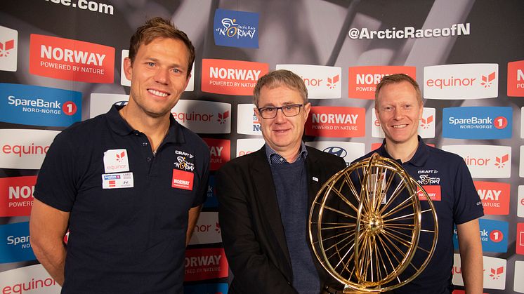 Tidligere sykkelproff Thos Hushovd, dekningsdirektør Bjørn Amundsen, Telenor, og daglig leder Knut-Eirik Dybdal i Arctic Race of Norway er glad for at en ny avtale er på plass.  