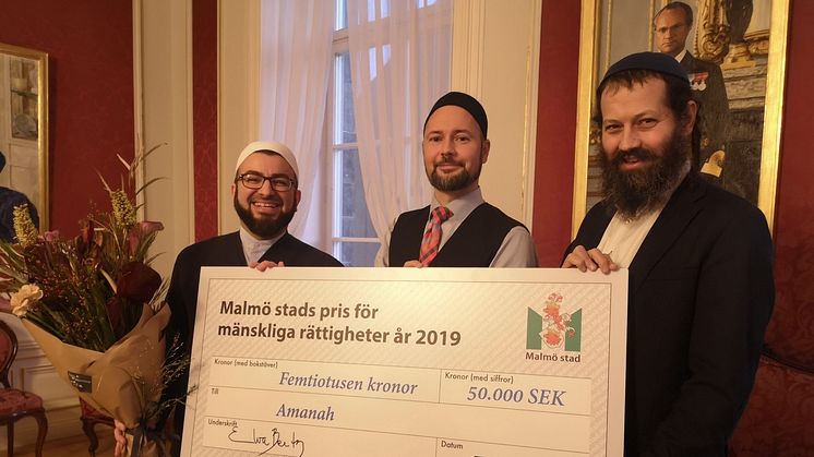 Imam Salahuddin Barakat, Ibn Rushds verksamhetsutvecklare Andreas Hasslert och rabbin Moshe-David Hacohen vid utdelningen av Malmö Stads pris för mänskliga rättigheter 2019. 