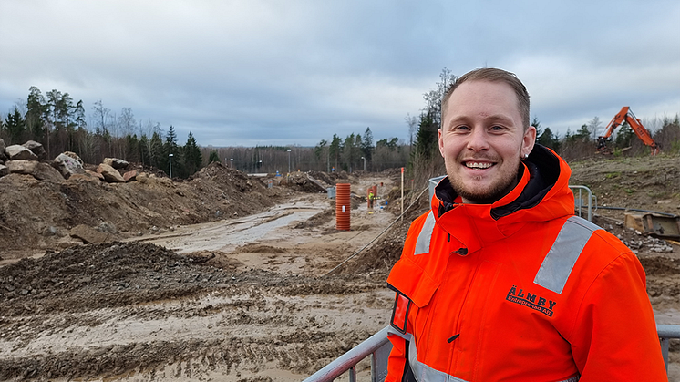 Nu kan vi snabbt lösa många frågor direkt från byggboden, säger Kenny Dahl som är arbetsledare för Älmby Entreprenad på Spåningslandaprojektet.