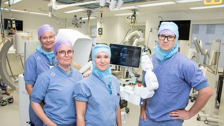 Överläkare Lukas Bobinski med operationssköterskan Anna Mamhidir, undersköterskan Sara L Gunnarsson och anestesisjuksköterskan Malin Ödling Davidsson ser fram emot de första operationerna nästa vecka.