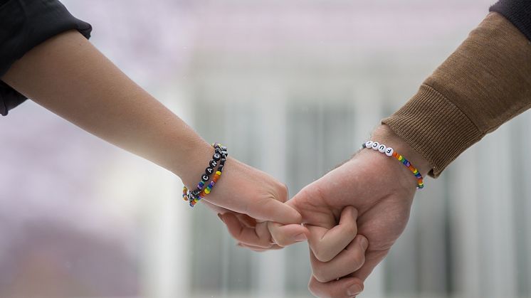 Stötta Ung Cancer genom att köpa deras armband ombord på MTR Express. Fotograf: Mika Ågren
