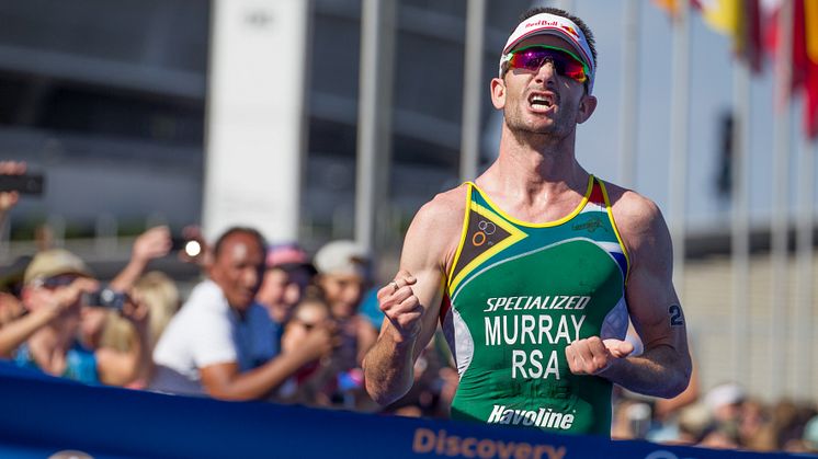 Richard Murray wins the 2017 Discovery Triathlon World Cup Cape Town men's elite race