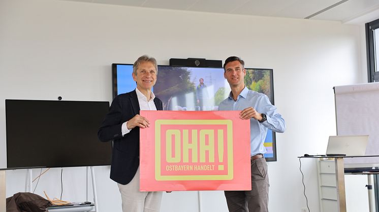 Grüne Energienetze im Fokus: OHA-Gründer Eduard B. Wagner (li.) und Matthias Löhlein vom Bayernwerk schlossen diese Woche eine Partnerschaft für mehr Nachhaltigkeit in Ostbayern.