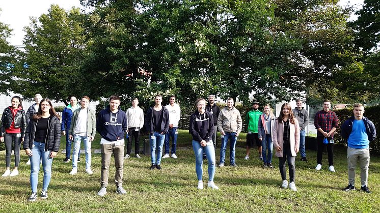 Corona-Abstand auch beim obligatorischen Gruppenfoto: Die neuen Auszubildenden bei Takeda in Konstanz/Singen starten ins Berufsleben.