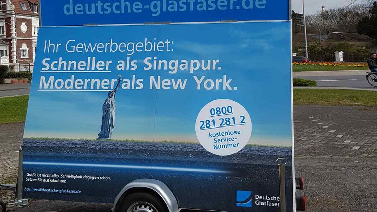 Mit dieser mobilen Werbetafel wirbt Deutsche Glasfaser für das perfekt vernetzte Gewerbegebiet