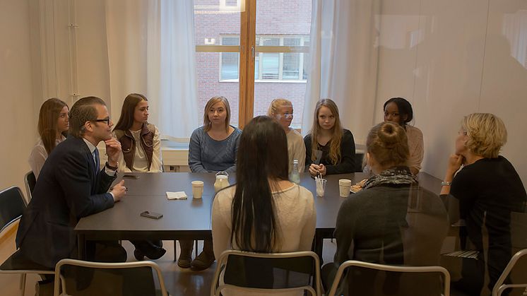 Prins Daniel samtalar med elever vid Carlforsskas Ekonomi- och Handelsskola