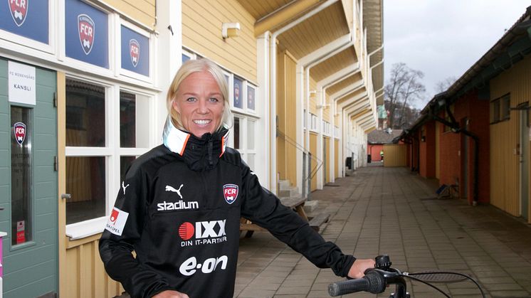 FC Rosengårds Caroline Seger cyklar med Hövding.