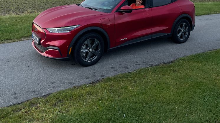 Sara Bjerregaard i sin Ford Mustang Mach-E.
