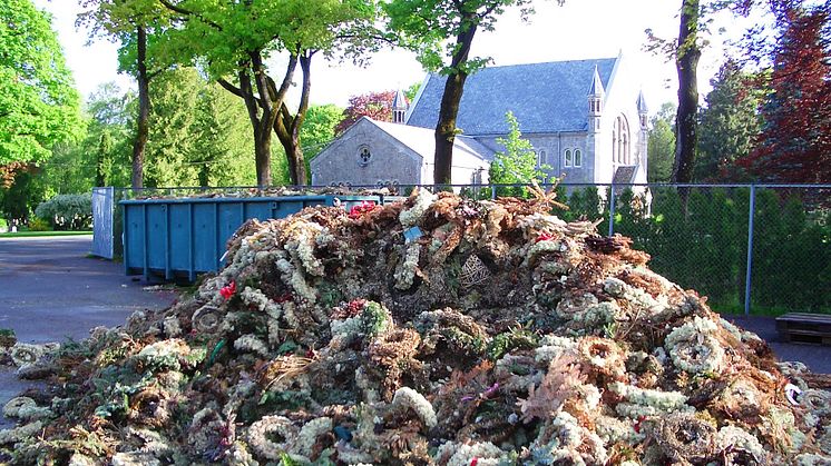 Håndtering av sorgprodukter som inneholder plast er en stor miljøutfordring for gravferdsetatene rundt om i landet.