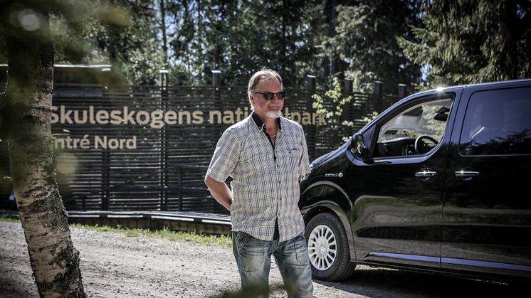 Jan Berggren på Nätradalen Turism tillsammans med elminibussen. 
