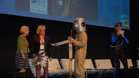 Anneli Hulthén, kommunstyrelsens ordförande i Göteborg, och miljöminister Lena Ek tillsammans med artistduon "Vattenmannen och Speed" på European Maritime Day i Göteborg, 21 maj