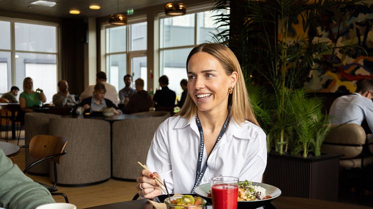 SOSIAL GENERASJON: 7 av 10 av Generasjon Z i Norge sier at en personalrestaurant/kantine/kaffebar er viktig når de vurderer mulige arbeidsgivere. FOTO: Compass Group Norge