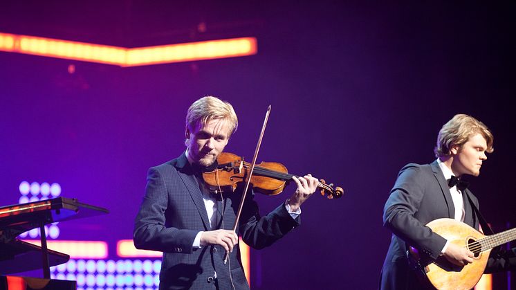 Rune Tonsgaard Sørensen optræder til Kronprinsparrets Priser 2014 sammen med Nive Nielsen
