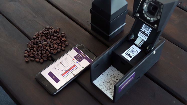 Löfbergs och 3TEMP har utvecklat det första mätinstrumentet i världen som gör det möjligt att med exakthet kontrollera malningsgraden direkt ute på kaffebarer, restauranger och andra ställen. 