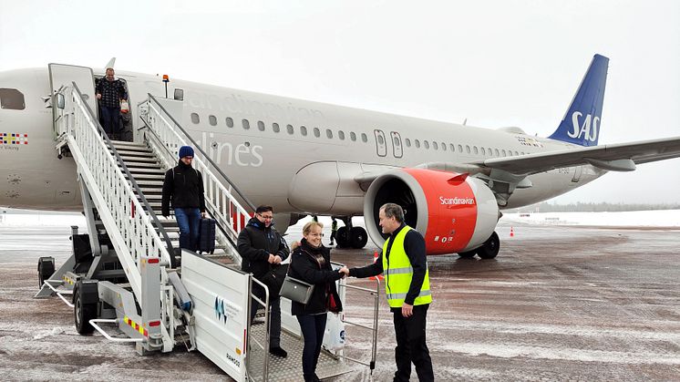VD Gunnar Lenman hälsar den första passageraren från London välkommen till Sverige och Scandinavian Mountains Airport.