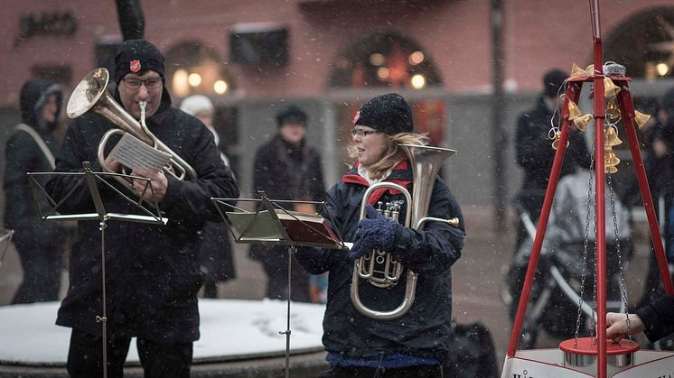 Frälsningsarmén är ute med sina julgrytor i ur och skur runt om i landet. Foto: Jonas Nimmersjö