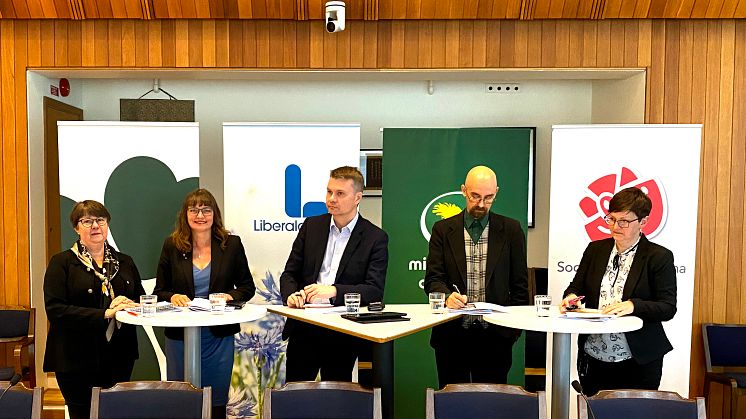 Kommunalråden i Mitt-S-samverkan presenterar sitt budgetförslag för 2022. Från vänster Kerstin Hermansson (C), Anna Svalander (L), Ulf Olsson (S), Tom Andersson (MP) och Ylva Lengberg (S).