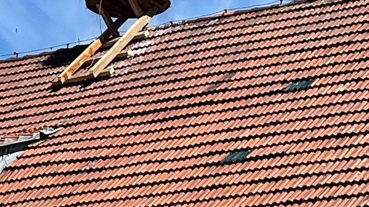 Mit einer Hebebühne wird das neue Storchennest auf das Scheunendach des Margot-von-Schutzbar-Stiftes transportiert. (Foto: privat)