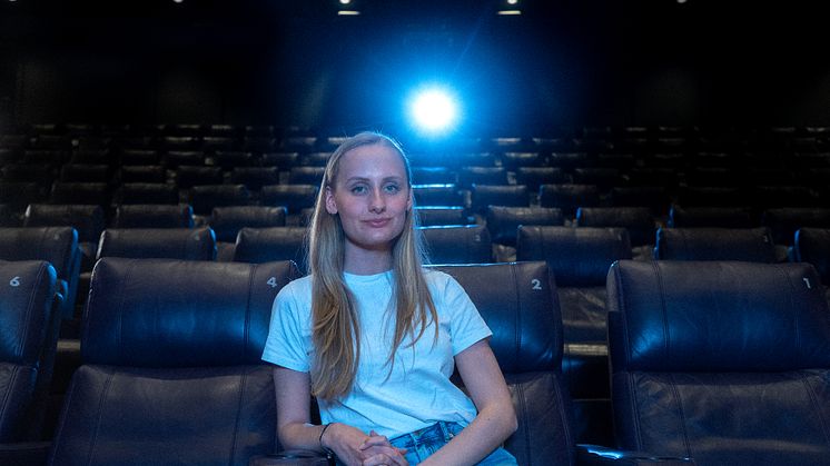 Student Fanny Holst vil gjøre filmverdenen mer tilgjengelig for alle nordmenn med lesevansker.