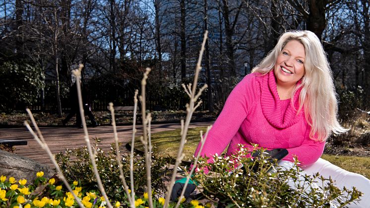 Årets trädgårdsdeckare är här – Anna Ihrén bjuder på spänning i vackra trädgårdsmiljöer till dofter av 80-talet.