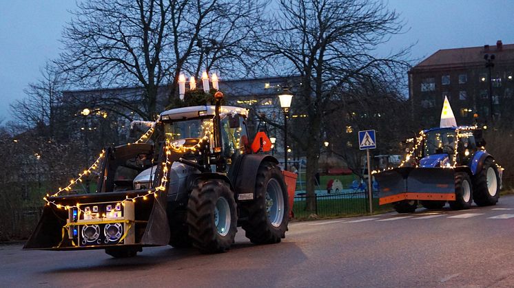 Även i år kan du få uppleva det rullande luciatåget i Uddevalla, som består av fem julpyntade traktorer och luciaklädd personal.