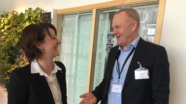 Rymdminister Matilda Ernkrans och Anders Larson Sverigechef RUAG Space, på Rymdforum tidigare i år