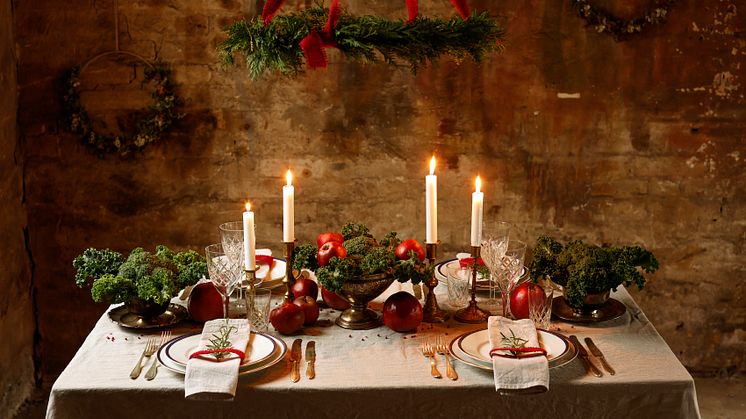 Få en stämningsfull, ätbar juldukning med bordsprydnader av broccoli och grönkål i seconhand-fyndade skålar, toppat med röda äpplen. Rosépepparkorn ligger utstrött som extra glitter.