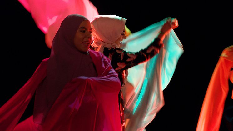 UR har gjort en tv-version av den omtalade teaterföreställningen Svenska hijabis. Den visas på UR Play och i SVT1 den 14 mars kl 22. På bilden syns Sarah Ameziane och Shama Vafaipour. © Foto: Lil Trulsson/UR