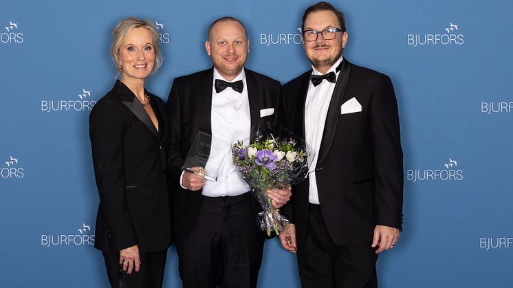Från vänster: Christina Henriksson, regionchef, Robin Gelinder, Årets Mäklare och Fredrik Kullman, vd.