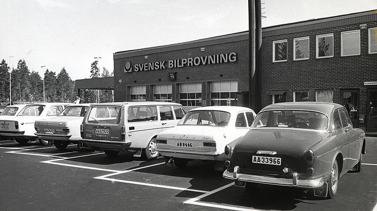 Utanför en av Bilprovningens stationer på 1960- eller 70-talet.  Foto: Bilprovningen