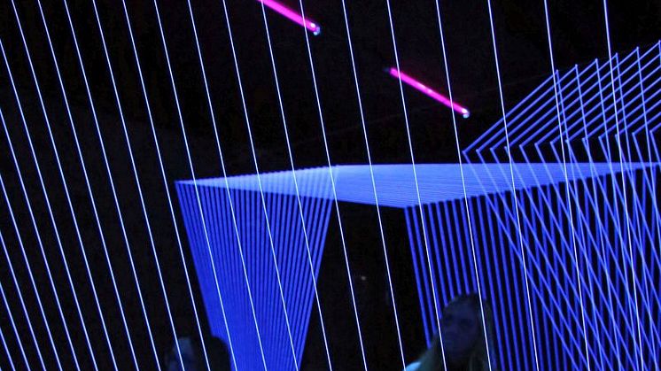 "DRAWING IN SPACE - HORIZON" heißt die Installation aus Lichtfäden von Jeongmoon Choi in der Ausstellung "Illusion - Moving Space" im Kunstkraftwerk Leipzig