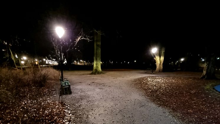 Kyrkparken i Kävlinge har fått ny bättre, mer energibesparande belysning
