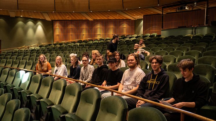 Gävle Symfoniorkester spelar musik komponerad av Vasaskolans avgångselever 2022