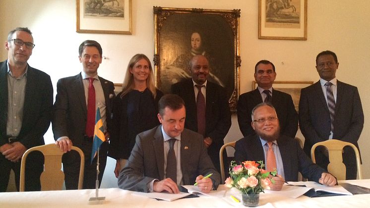 Signering vid Svenska Ambassaden i Addis Ababa av Fredrik Wijkander, Director of Investment Operations Swedfund och Mr M.A. Rahim, vice ordförande i DBL Group.