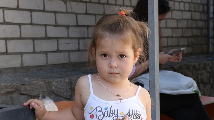 Antonina,2 år gammal, har flytt från Kharkiv i Ukraina