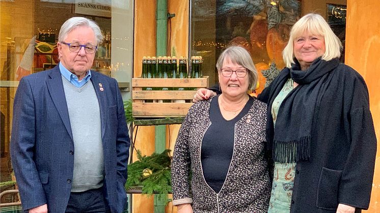 Fr. v. Alf-Göran Andersson (ordförande Lions Club Sverige), Britta Andersson (ordförande Lions Club Simrishamn) och Kristina Levinsson (4:e generationens ägare Kiviks Musteri).