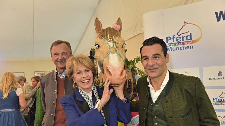 Christa Maar und Erol Sander mit dem Pferde-Kunstwerk von Bernhard Prinz. Foto: Goldberg Images