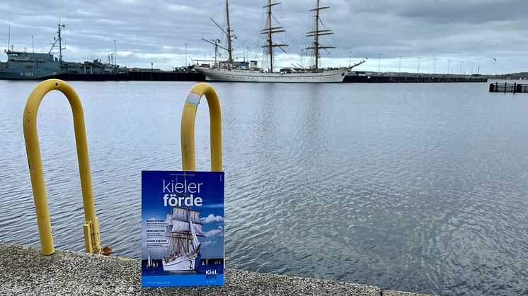 Das Titelblatt des neuen Urlaubsmagazins schmückt die "Gorch Fock" - ein Segelschulschiff der Deutschen Marine,  das im Kieler Hafen beheimatet und als Wahrzeichen der Stadt weltberühmt ist.