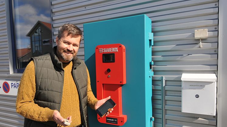Arne Eivind Andersen, CEO i Sharebox, in front of the new insurance approved key exchange cabinet installed at a Skoda/Nissan dealer in Norway