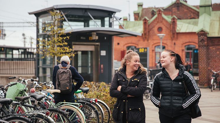 Två ungdomar i samtal vid Kävlinge station. Foto: Anders Ebefeldt, Studio-e