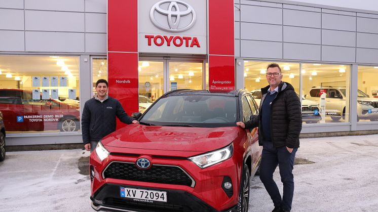 Vi er svært godt fornøyd med salget av biler i 2020, sier Barez Piri og Tor Anders Johansen hos Nordvik Toyota Mosjøen. Foto: Nordvik AS.
