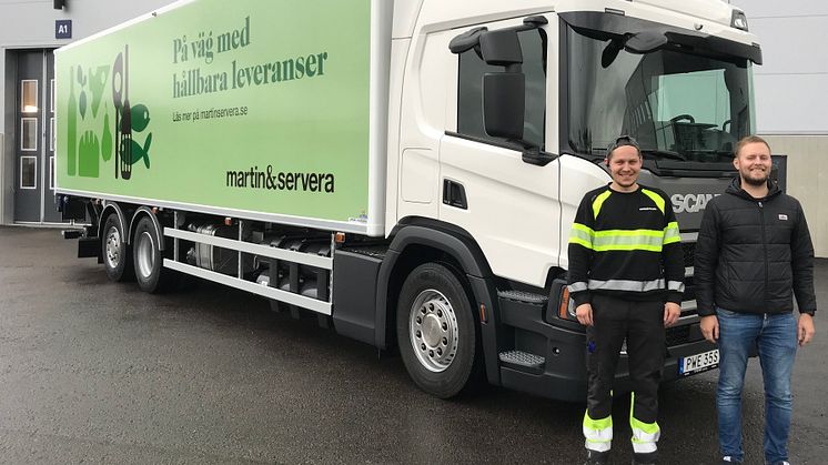 Chaufför Simon Sjöberg och transportledare Marcus Stockberg vid den senast levererade biogasbilen som kör ut varor från Martin & Servera i Norrköping.