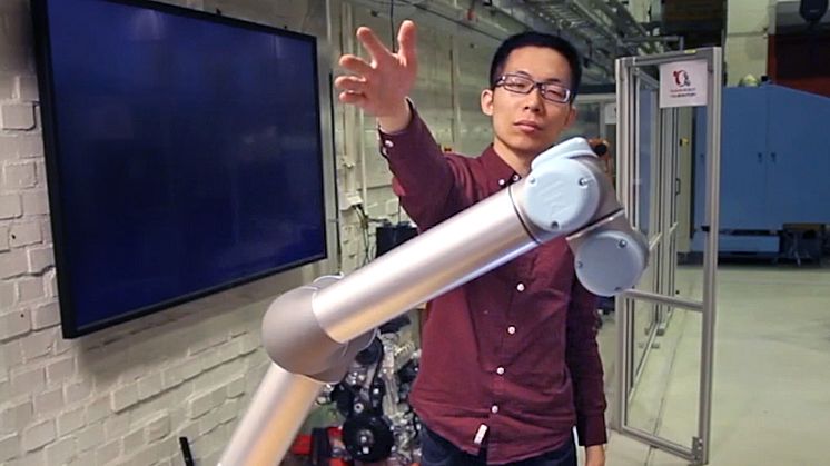 Robottekniken har testats tillsammans med människor. Här är det KTH-forskaren Hongyi Liu som interagerar med roboten. Foto: Hongyi Liu.