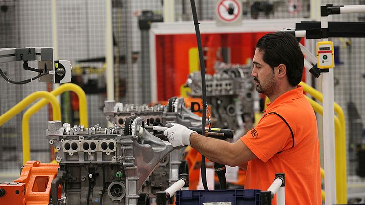 Fords koncernchef Alan Mulally startar upp tillverkningen av den avancerade 1,0-liters EcoBoost-motorn som ger Ford Focus klassens lägsta CO2-värden