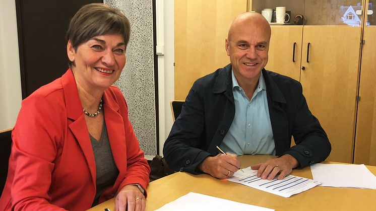 Ordførar i Fjord kommune, Eva Hove, og konsernsjef i TAFJORD, Erik Espeset, signerte i dag avtalen som vil gje alle innbyggjarane i kommunen tilgang til fiberbreiband innan mars 2022. 