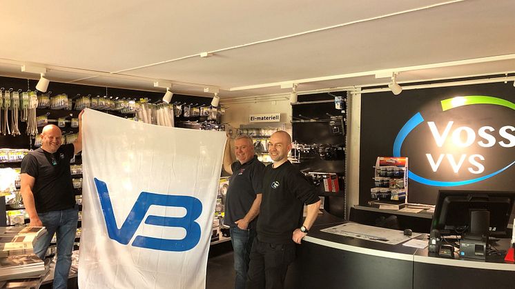 VB-logoen er igjen kommet opp i lokalene til Voss VVS. Fv: Frode Vedaa, Magne Emil Tvedt og butikkansvarlig Erik Hovland. 
